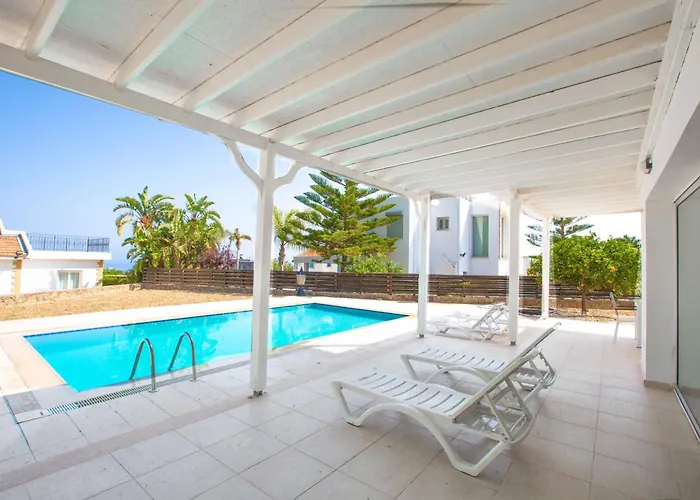 Vila Bitter Orange With Pool By Holidaykeys *