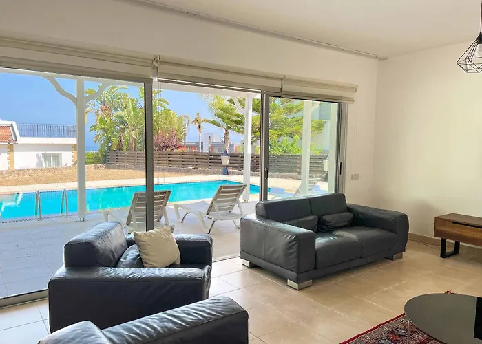 Bitter Orange With Pool By Holidaykeys